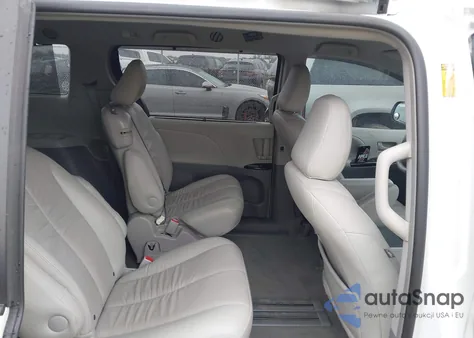 2014 Toyota Sienna Le V6 8 Passenger z USA, uszkodzony, nr VIN 5TDKK3DC1ES489733